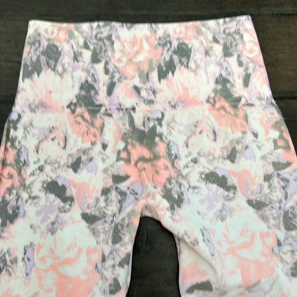 ❤️3/$30 Breezies Tummy Smoothing Seamless 3/4 Cropped Leggings - Picture 5 of 9